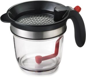 About this item Easy drip feature separates sauce from fat easily and effectively Sauce is released from the bottom of the fat separator and the silicone plug controls the release of sauce and fat Made of see-through, durable, and heat resistant tritan material; bpa free Easy to Disassemble and clean; top shelf dishwasher safe Oversized straining separates large food particles from sauce